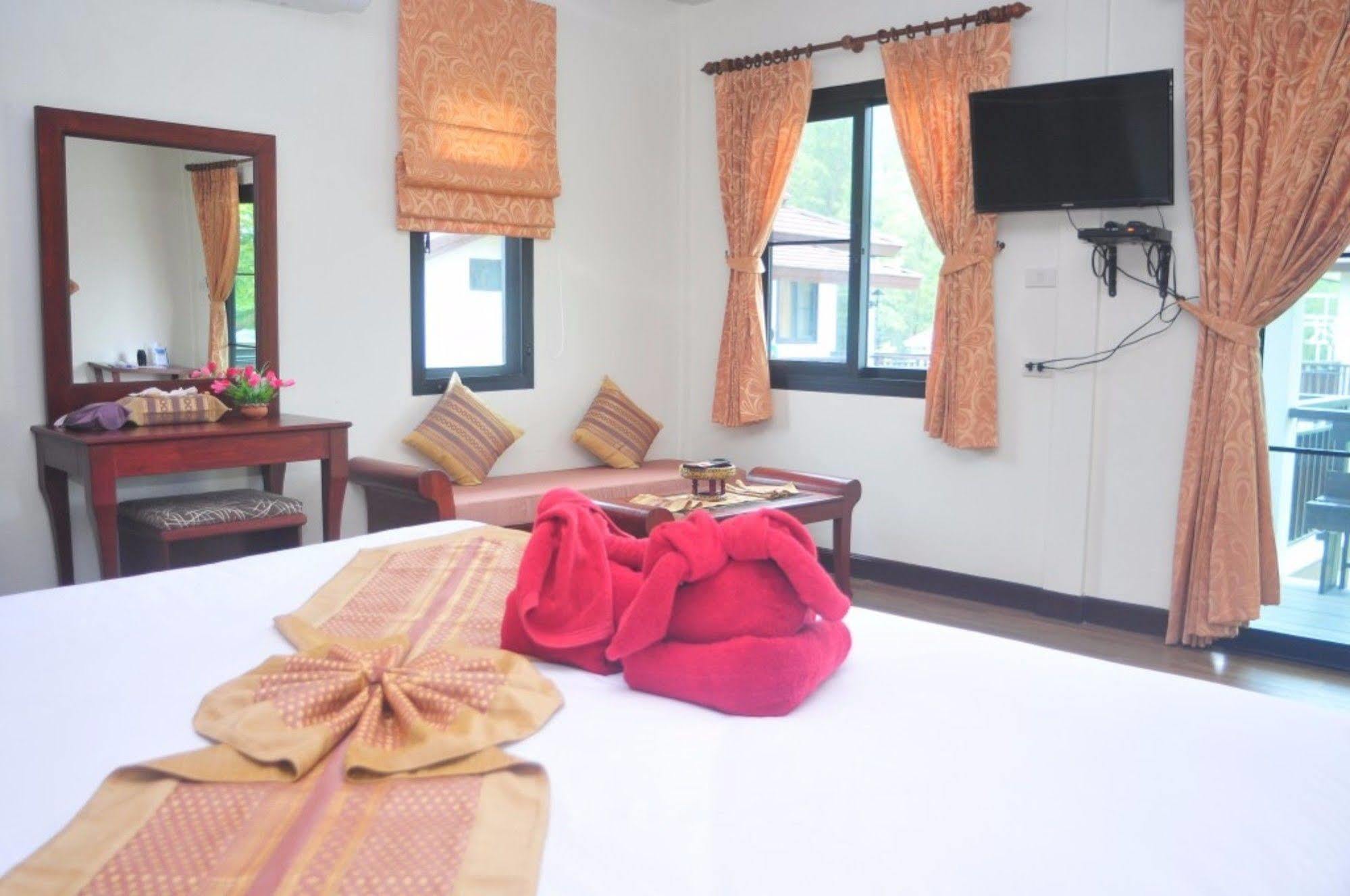 The Hip Resort @ Khao Lak Bang Sak Екстериор снимка